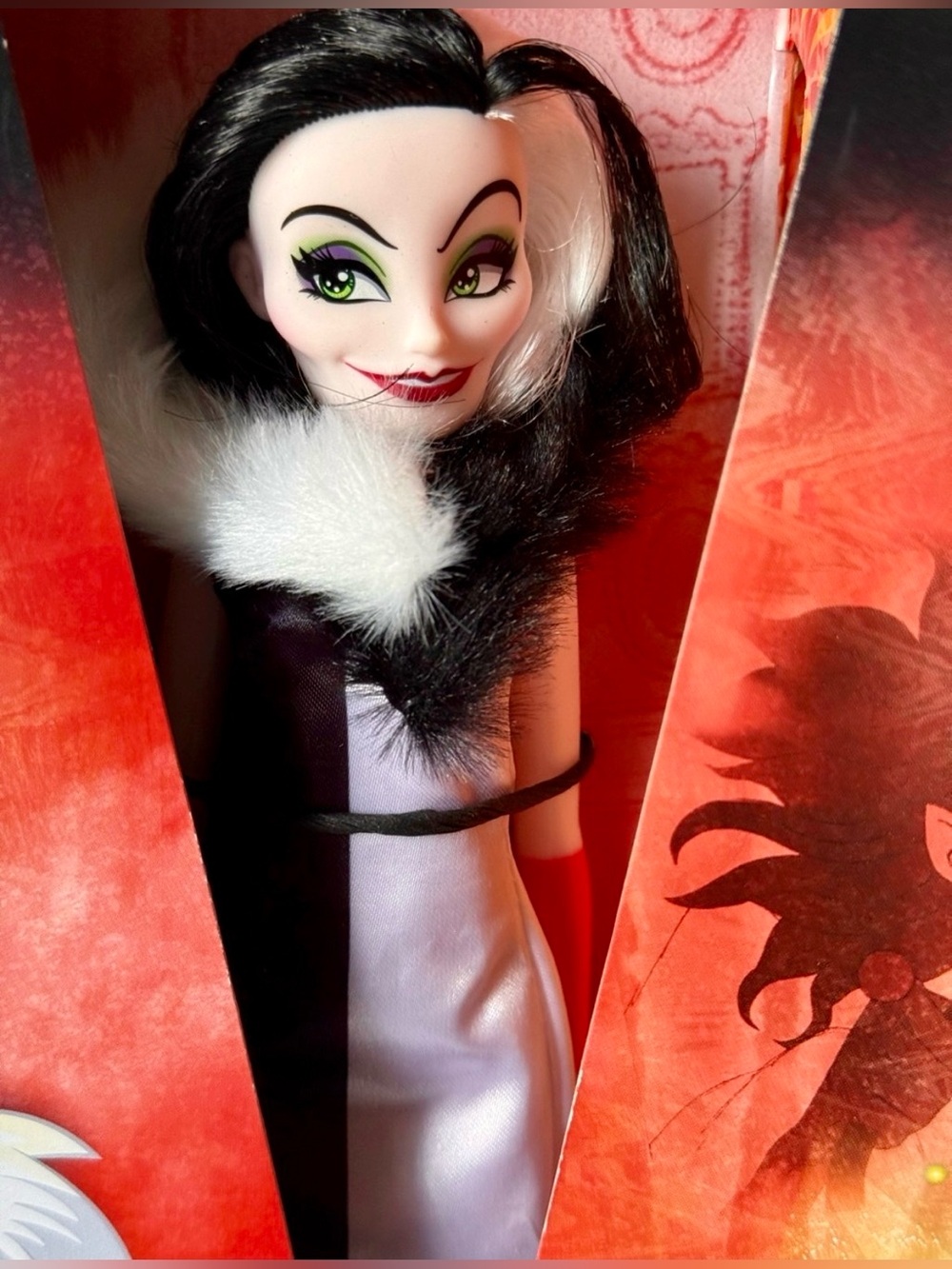 DISNEY - VILLAINS COLLECTION - CRUELLA DE VIL DOLL - NIB - Picture 3 of 8